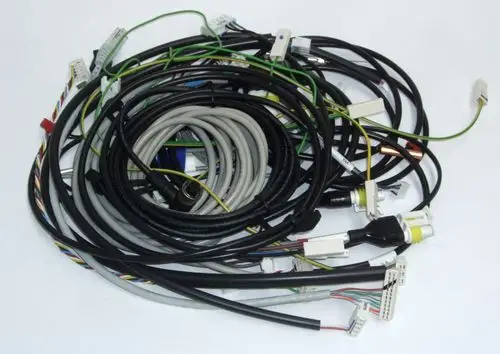 Kabelsatz mit mehreren Kabeln und Steckverbindern, geeignet für die DAIKIN Altherma 3 R ECH2O. Kabel sind in unterschiedlichen Farben und Längen angeordnet.